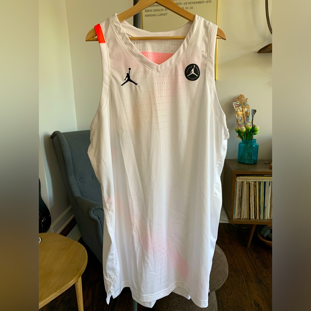 🏀NWOT Nike engineered to athletes length +6 jersey!